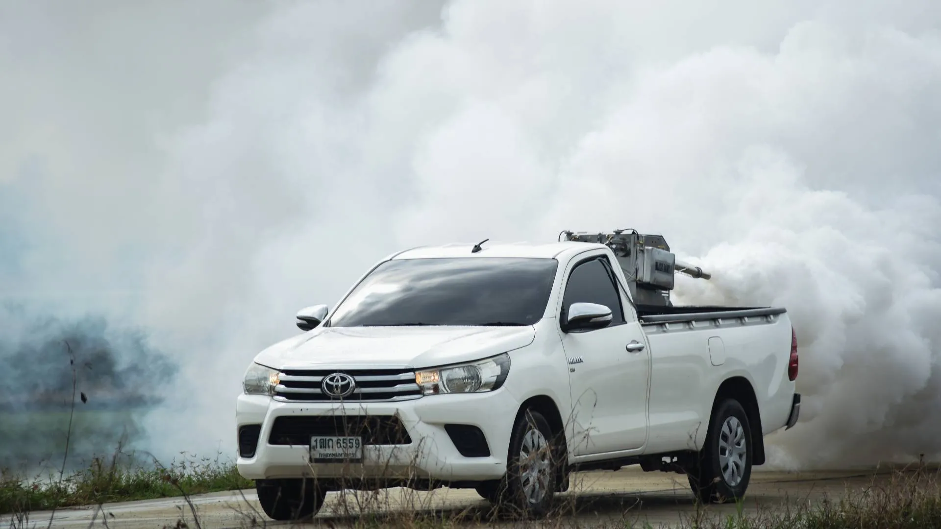 เครื่องพ่นหมอกควัน BLACK HAWK II รุ่น BF-400 ชนิดติดตั้งท้ายรถยนต์ ฉีดพ่นจริงด้านหน้า เครื่องพ่นหมอกควัน BLACK HAWK II รุ่น BF-400 ชนิดติดตั้งท้ายรถยนต์ ฉีดพ่นจริงด้านหน้า