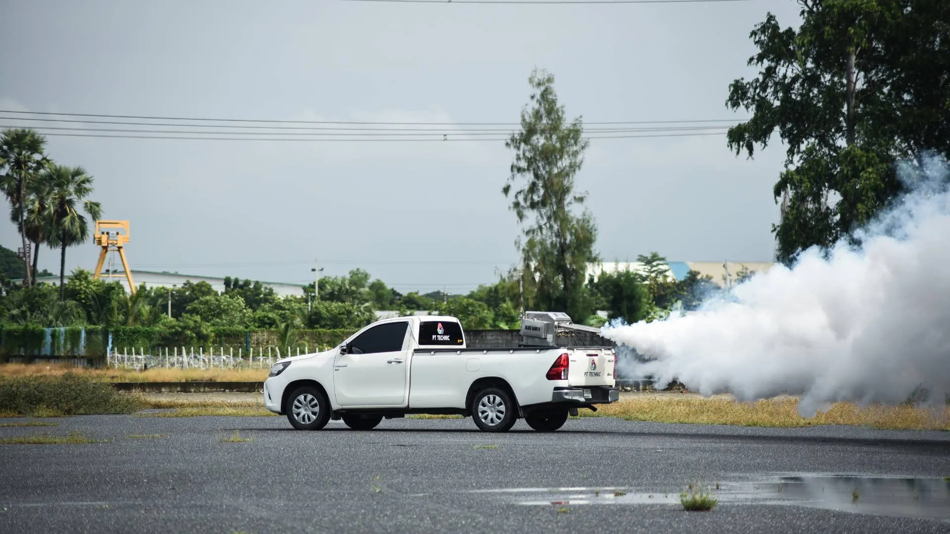 เครื่องพ่นหมอกควัน BLACK HAWK II รุ่น BF-400 ชนิดติดตั้งท้ายรถยนต์ ฉีดพ่นจริงเห็นด้านข้าง เครื่องพ่นหมอกควัน BLACK HAWK II รุ่น BF-400 ชนิดติดตั้งท้ายรถยนต์ ฉีดพ่นจริงเห็นด้านข้าง