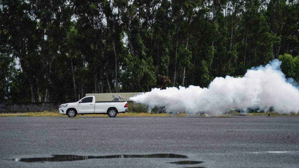 เครื่องพ่นหมอกควัน BLACK HAWK II รุ่น BF-400 ชนิดติดตั้งท้ายรถยนต์ ฉีดพ่นจริงเห็นด้านข้างระยะไกล