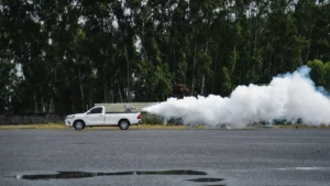 เครื่องพ่นหมอกควัน BLACK HAWK II รุ่น BF-400 ชนิดติดตั้งท้ายรถยนต์ ฉีดพ่นจริงเห็นด้านข้างระยะไกล