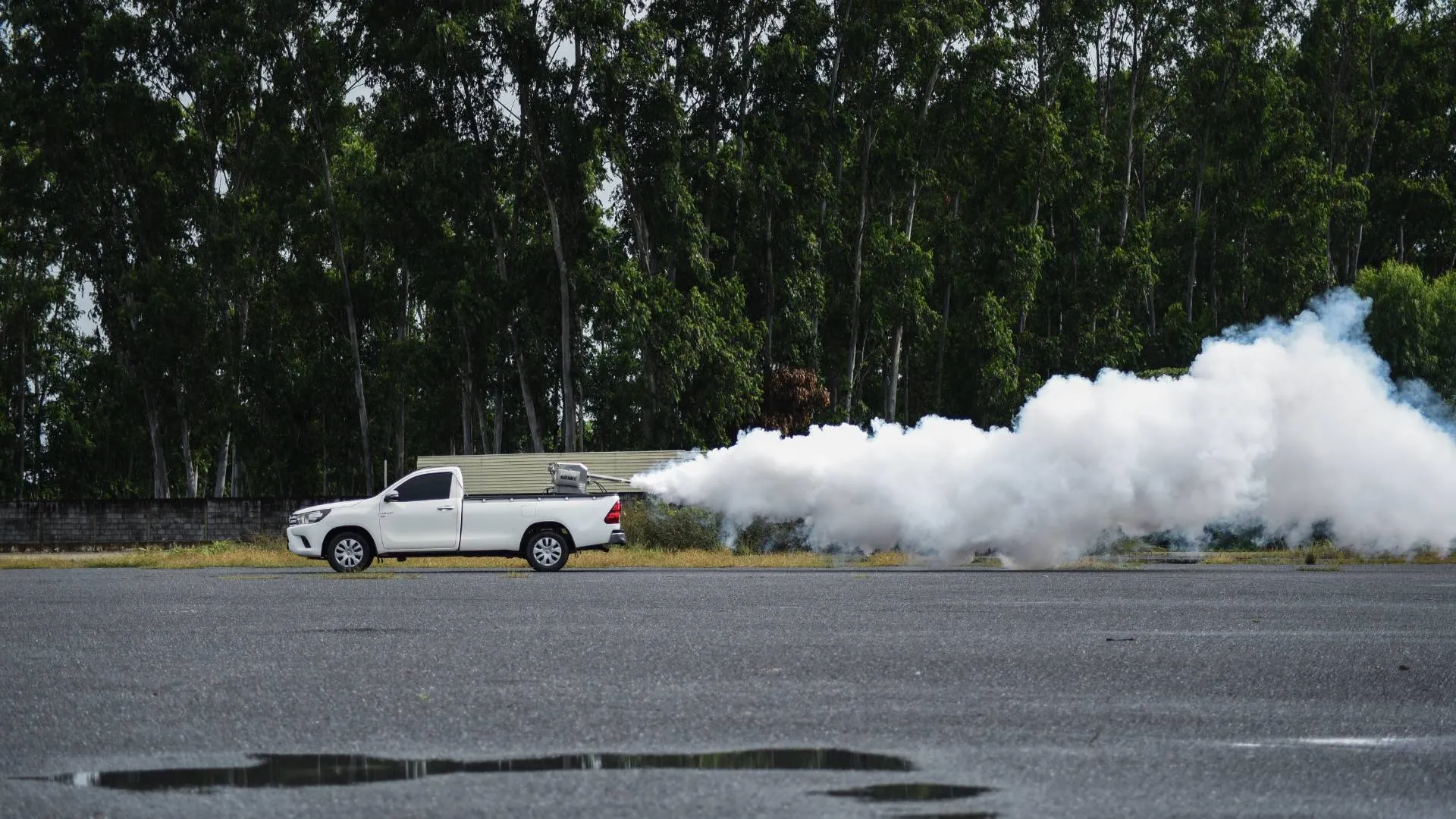 เครื่องพ่นหมอกควัน BLACK HAWK II รุ่น BF-400 ชนิดติดตั้งท้ายรถยนต์ ฉีดพ่นจริงเห็นด้านข้างระยะไกล เครื่องพ่นหมอกควัน BLACK HAWK II รุ่น BF-400 ชนิดติดตั้งท้ายรถยนต์ ฉีดพ่นจริงเห็นด้านข้างระยะไกล