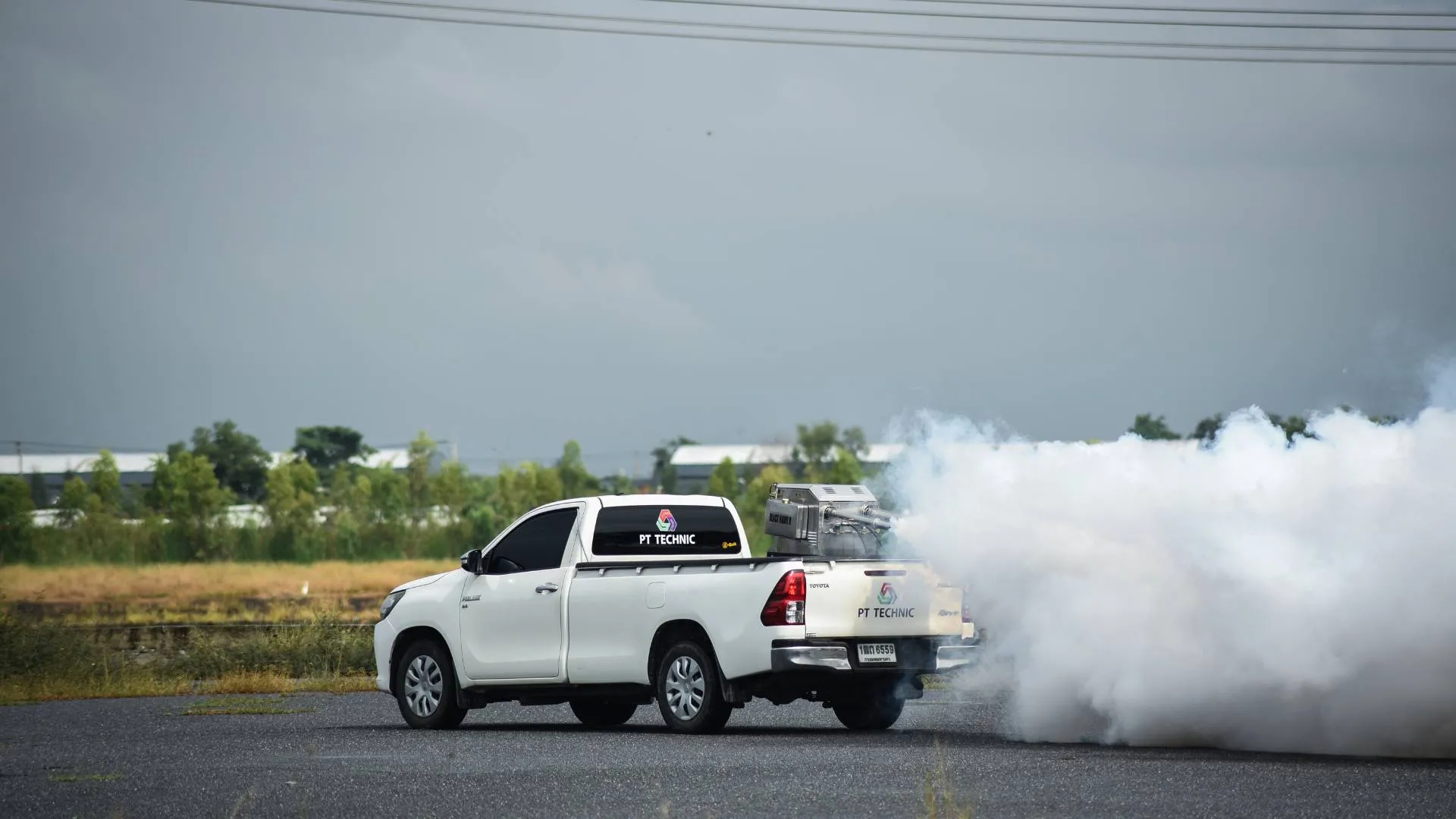 เครื่องพ่นหมอกควัน BLACK HAWK II รุ่น BF-400 ชนิดติดตั้งท้ายรถยนต์ ฉีดพ่นจริงเห็นด้านหลัง เครื่องพ่นหมอกควัน BLACK HAWK II รุ่น BF-400 ชนิดติดตั้งท้ายรถยนต์ ฉีดพ่นจริงเห็นด้านหลัง